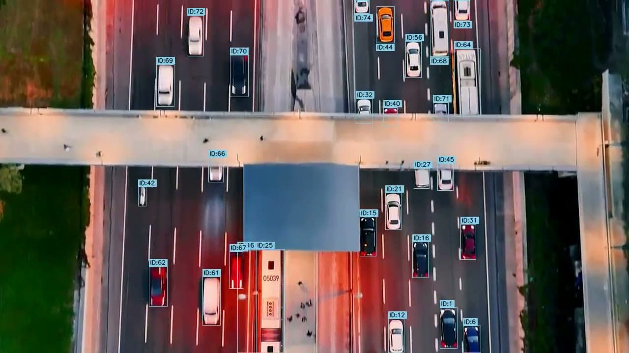 Highway seen from above with every vehicle detected and numbered by YOAO